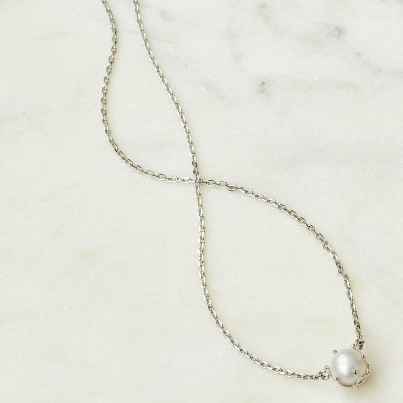 Ashton Kendra Scott Pendant Necklace in White Pearl